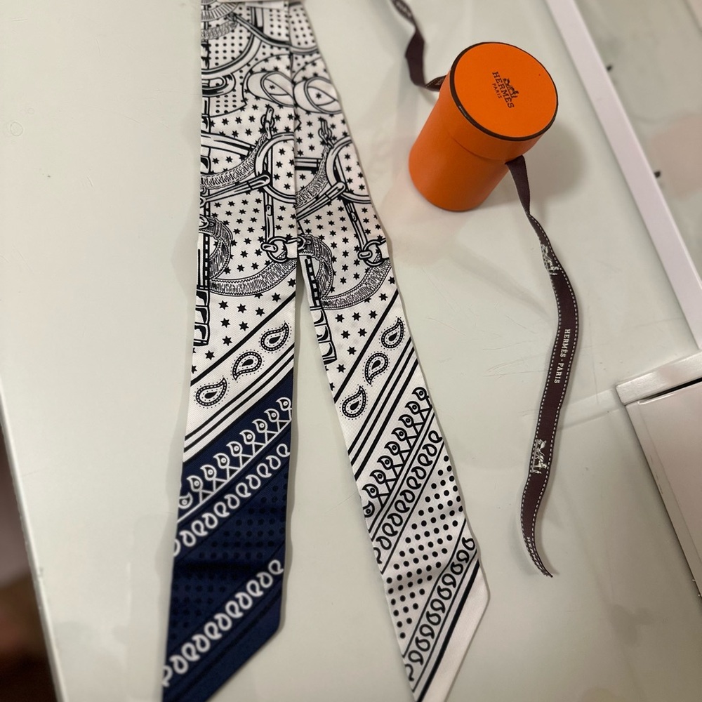 SOLD - NEW Hermes Black and White Silk Scarf - Picture 4 of 4